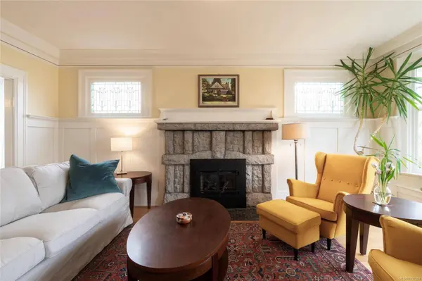 2663 Orchard Ave, Oak Bay, BC V8S 3B4