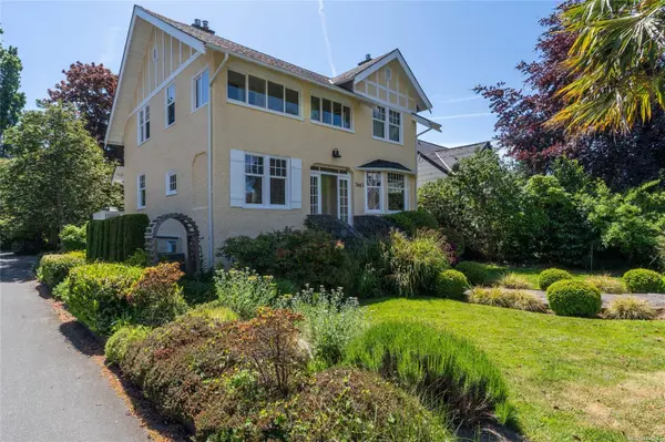 2663 Orchard Ave, Oak Bay, BC V8S 3B4