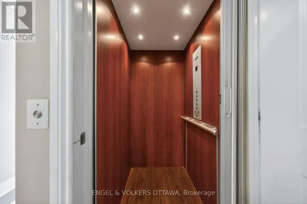 1896 CARLING AVENUE, Ottawa, ON K2A1E7