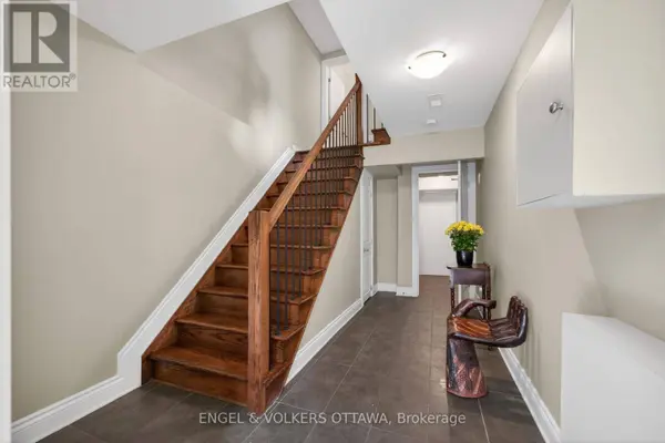1896 CARLING AVENUE, Ottawa, ON K2A1E7