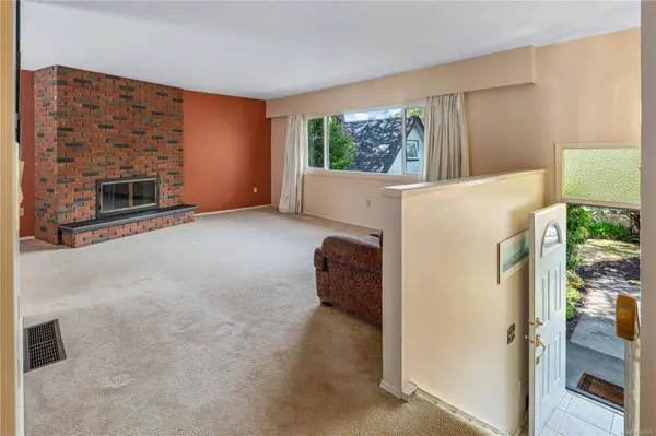 1304 Palmer Close, Saanich, BC V8P 5K6