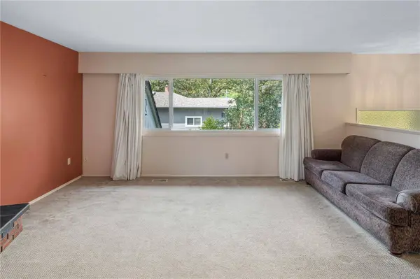 1304 Palmer Close, Saanich, BC V8P 5K6