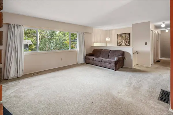 1304 Palmer Close, Saanich, BC V8P 5K6