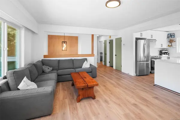 765 Lily Ave, Saanich, BC V8X 3R7