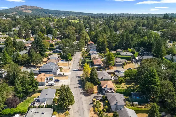 765 Lily Ave, Saanich, BC V8X 3R7