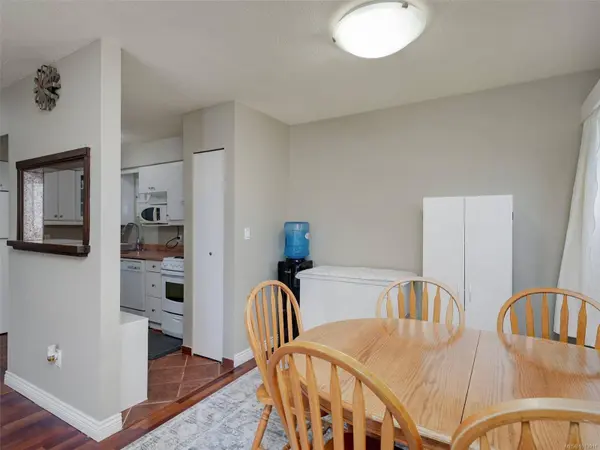 2747 Quadra St #203, Victoria, BC V8T 4E5