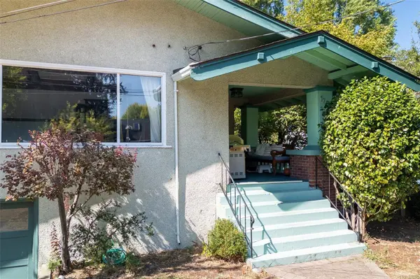 1746 Lulie St, Oak Bay, BC V8R 5W6