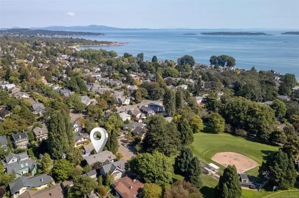 1746 Lulie St, Oak Bay, BC V8R 5W6