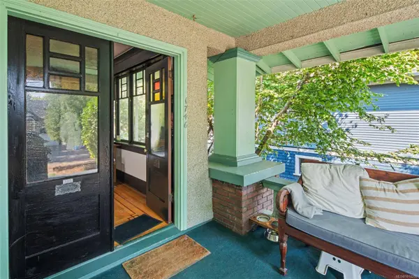 1746 Lulie St, Oak Bay, BC V8R 5W6