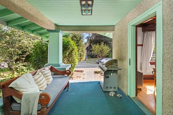 1746 Lulie St, Oak Bay, BC V8R 5W6