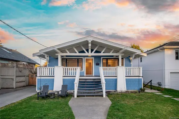 361 Arnold Ave, Victoria, BC V8S 3L6