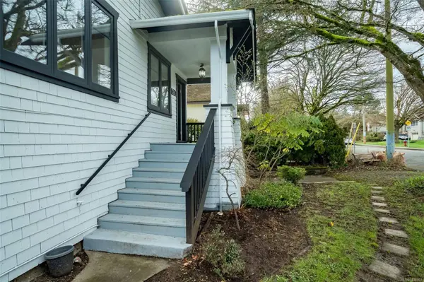 3107 Balfour Ave, Victoria, BC V9A 1R9