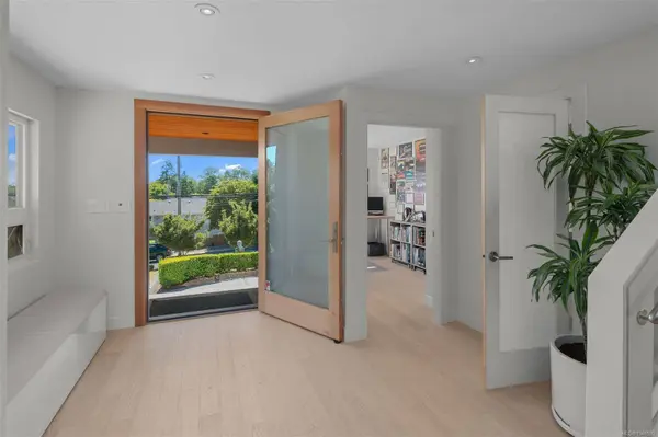 321 Foul Bay Rd, Oak Bay, BC V8S 4G6