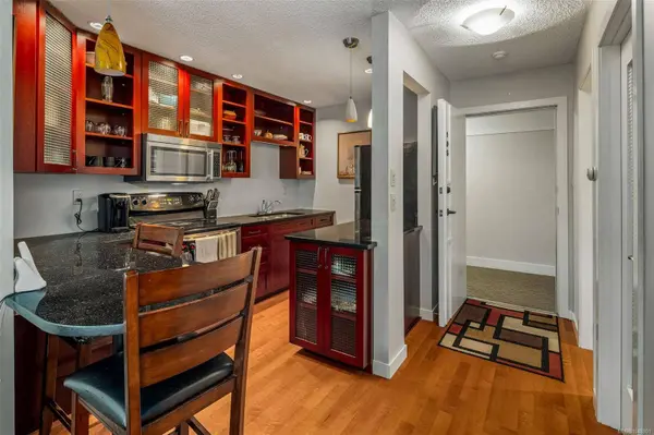 1312 Beach Dr ##105, Oak Bay, BC V8S 2N5