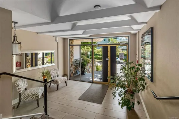 1312 Beach Dr ##105, Oak Bay, BC V8S 2N5