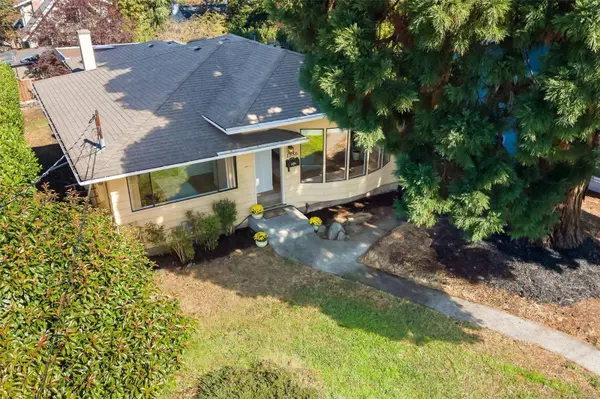 1556 Gladstone Ave, Victoria, BC V8R 1S5