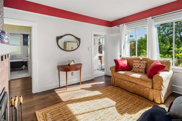 1618 Pinewood Ave, Victoria, BC V8S 1K7