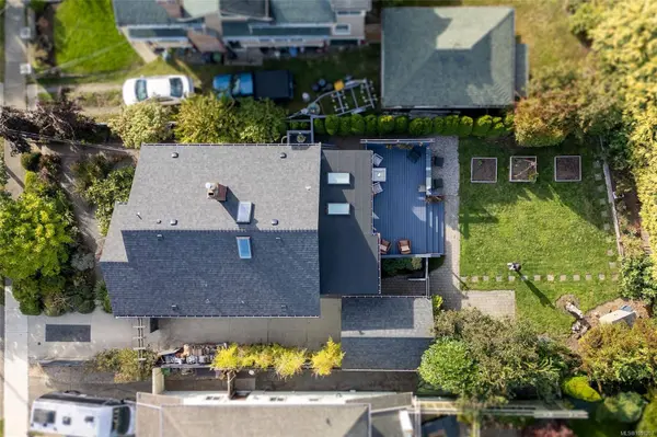 1618 Pinewood Ave, Victoria, BC V8S 1K7