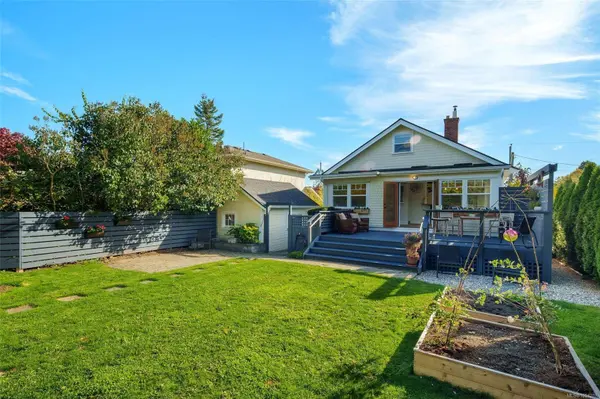 1618 Pinewood Ave, Victoria, BC V8S 1K7