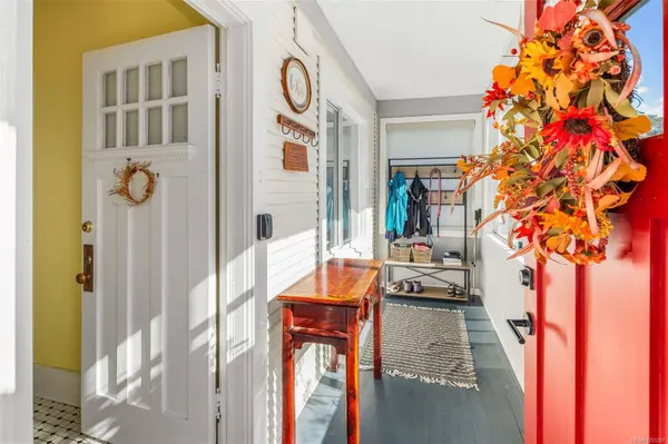 1618 Pinewood Ave, Victoria, BC V8S 1K7
