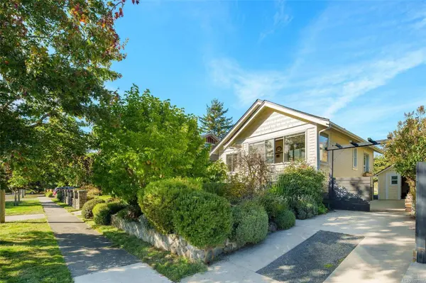 1618 Pinewood Ave, Victoria, BC V8S 1K7