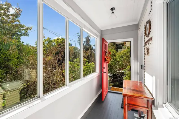 1618 Pinewood Ave, Victoria, BC V8S 1K7