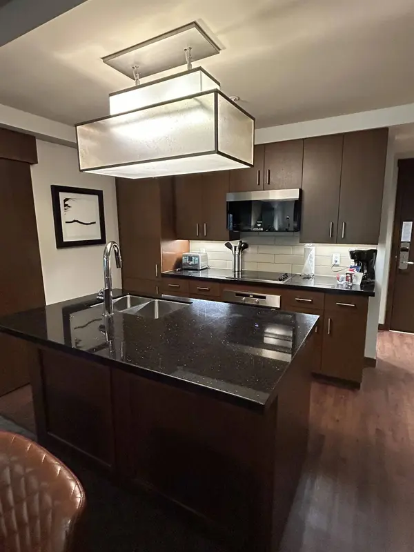 2020 London LN #213, Whistler, BC V8E 0B6