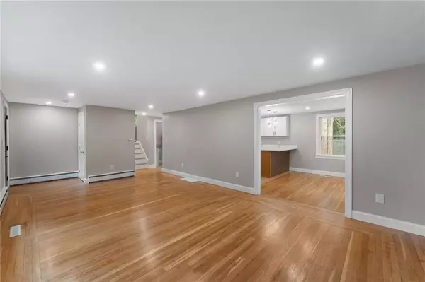 19 Cushing RD, Warwick, RI 02888