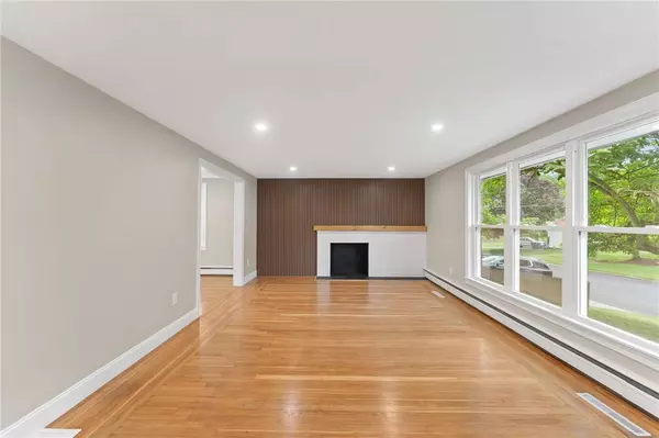 19 Cushing RD, Warwick, RI 02888