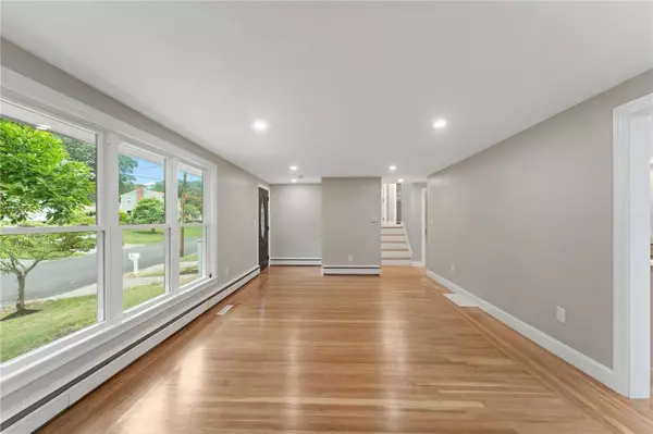 19 Cushing RD, Warwick, RI 02888