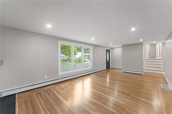 19 Cushing RD, Warwick, RI 02888