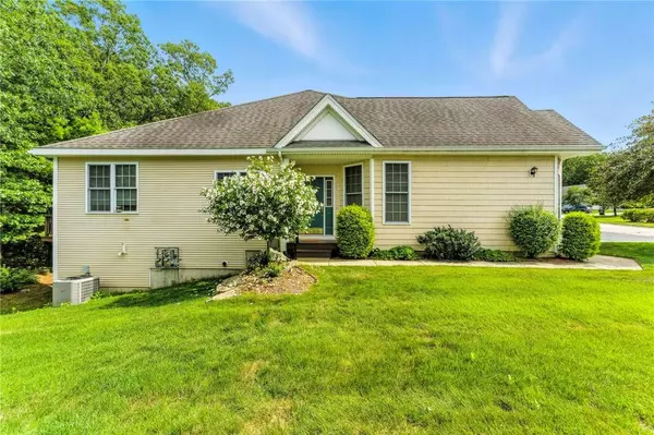 35 Andrews DR, Uxbridge, MA 01569