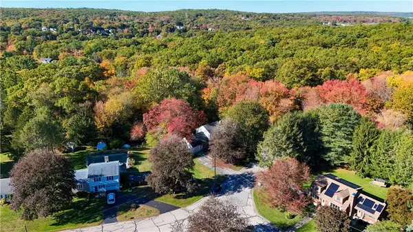 8 Sunset DR, Smithfield, RI 02917