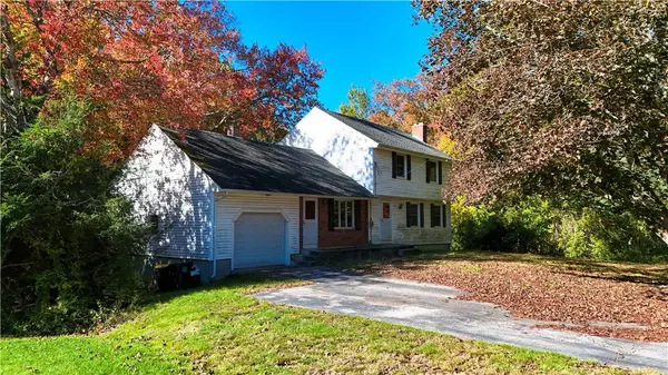 8 Sunset DR, Smithfield, RI 02917