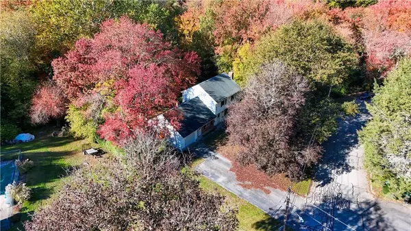 8 Sunset DR, Smithfield, RI 02917