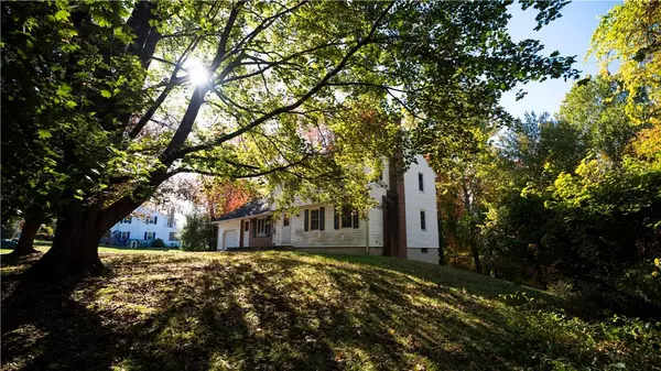 8 Sunset DR, Smithfield, RI 02917