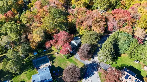 8 Sunset DR, Smithfield, RI 02917