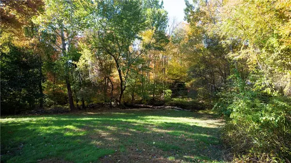 8 Sunset DR, Smithfield, RI 02917