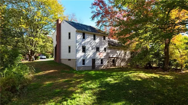 8 Sunset DR, Smithfield, RI 02917