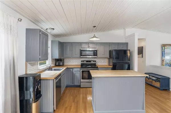 6 Hazelton RD, Barrington, RI 02806