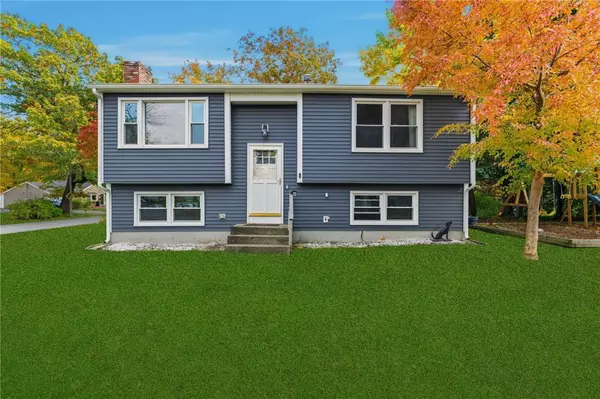 6 Hazelton RD, Barrington, RI 02806