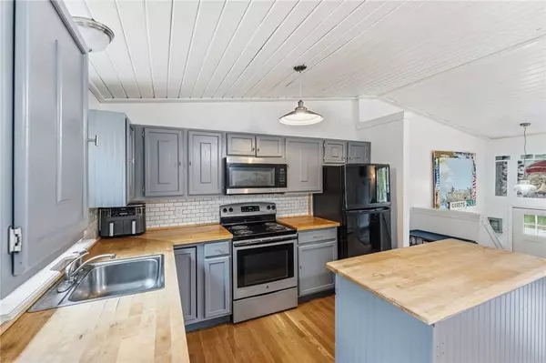 6 Hazelton RD, Barrington, RI 02806