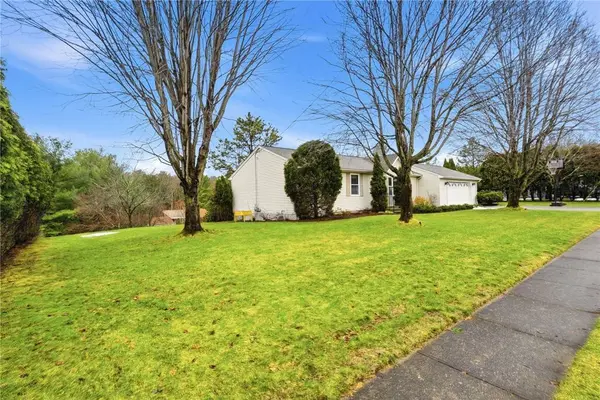 4 Melrose DR, Coventry, RI 02816
