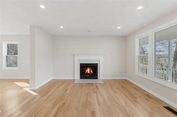 65 Village Hill LN, North Kingstown, RI 02852