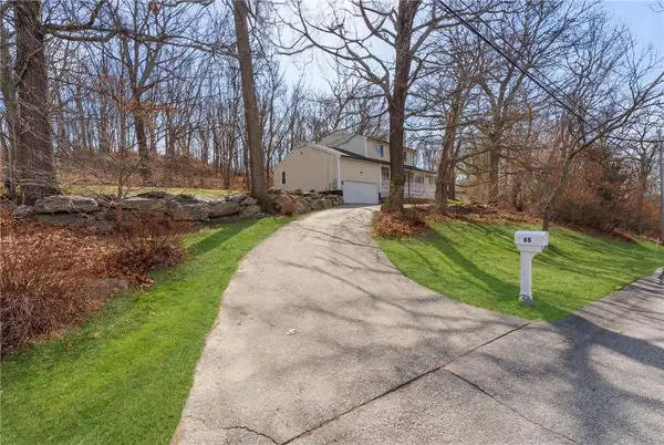 65 Village Hill LN, North Kingstown, RI 02852