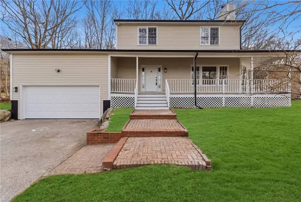 65 Village Hill LN, North Kingstown, RI 02852