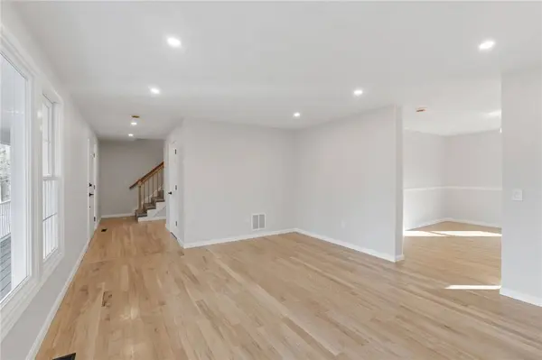 65 Village Hill LN, North Kingstown, RI 02852