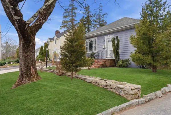 41 Whitcomb RD, East Providence, RI 02915