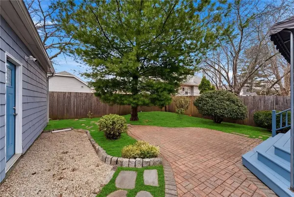 41 Whitcomb RD, East Providence, RI 02915