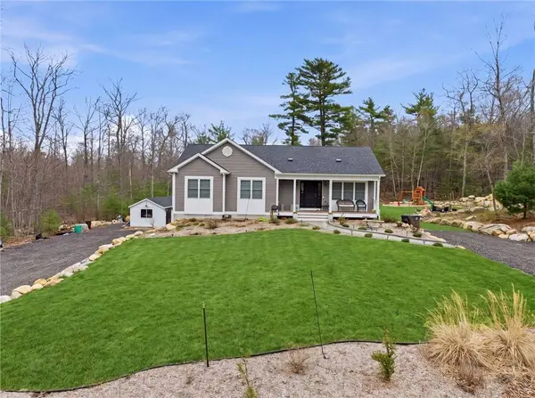 380 Ledge RD, Coventry, RI 02816